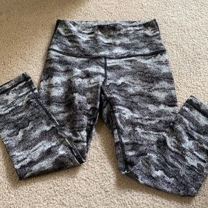Black and grey wunder under lululemon capris